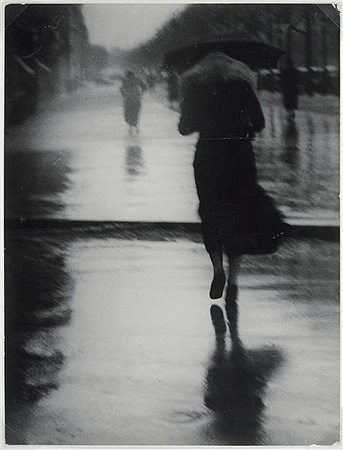 Passers-by-in-the-rain-1935-by-Brassai